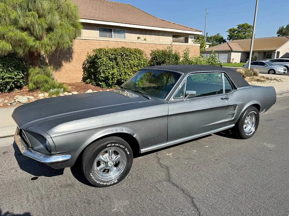 Ford Mustang Coupé 289 V8 1967 Cinzento (Edelbrock 4-Barrel headers Flowmaster) em stock AutoZilla Portugal — foto 01