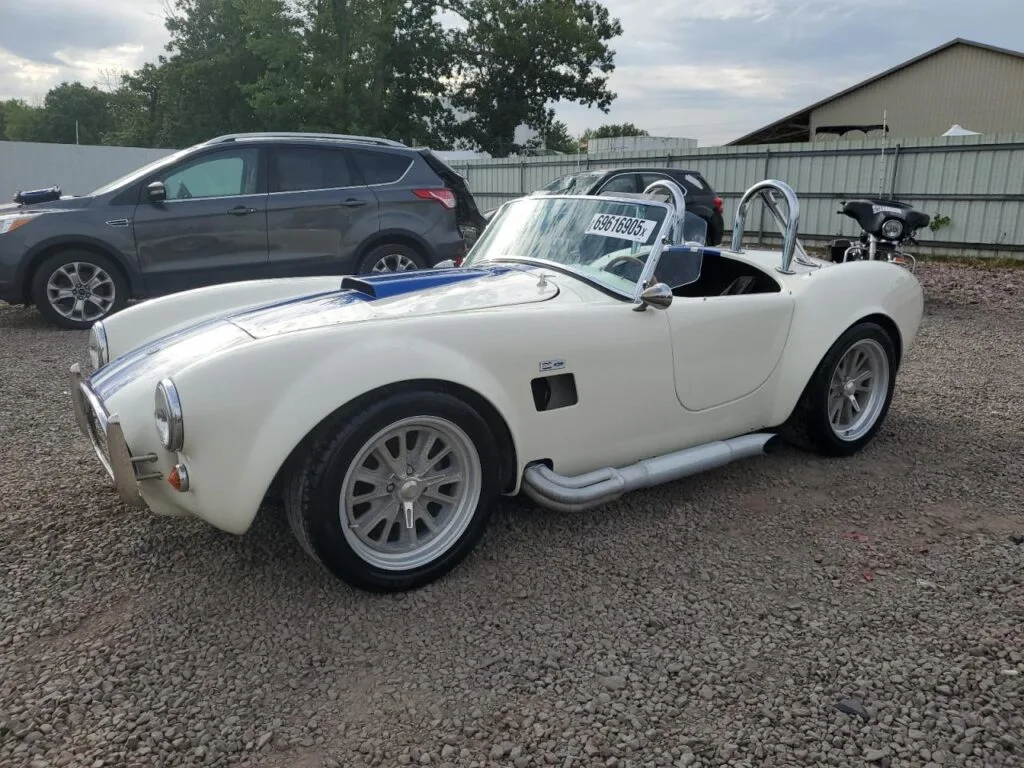 Factory Five Cobra 1965 réplica Shelby AC — V8 5.0L branca com stripes azuis em stock AutoZilla Portugal — foto 01