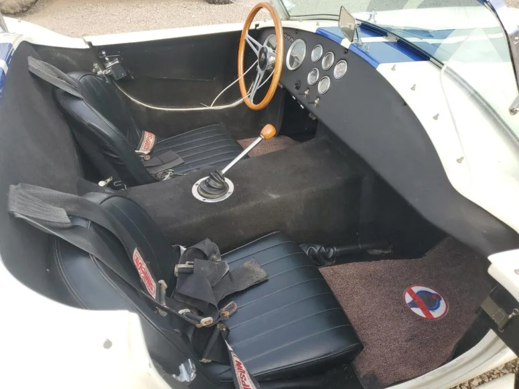 Factory Five Cobra Mk — Réplica Shelby AC Cobra 1965 (Branca, Stripes Azuis)