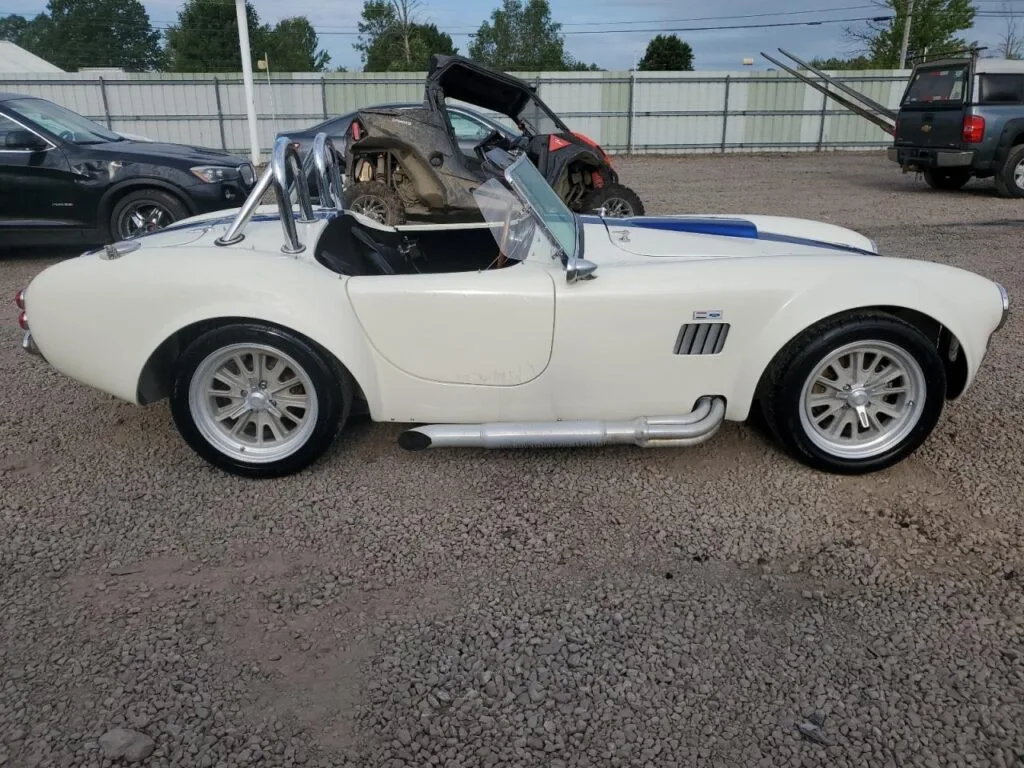 Factory Five Cobra Mk — Réplica Shelby AC Cobra 1965 (Branca, Stripes Azuis)