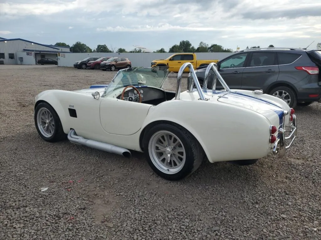 Factory Five Cobra Mk — Réplica Shelby AC Cobra 1965 (Branca, Stripes Azuis)