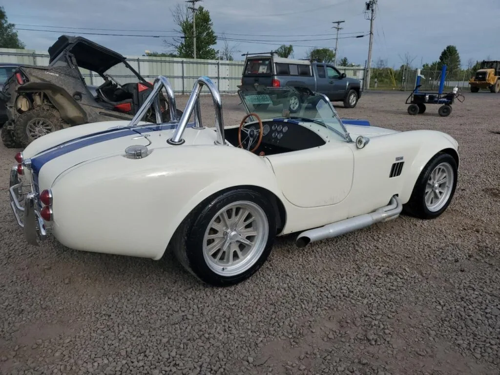 Factory Five Cobra Mk — Réplica Shelby AC Cobra 1965 (Branca, Stripes Azuis)