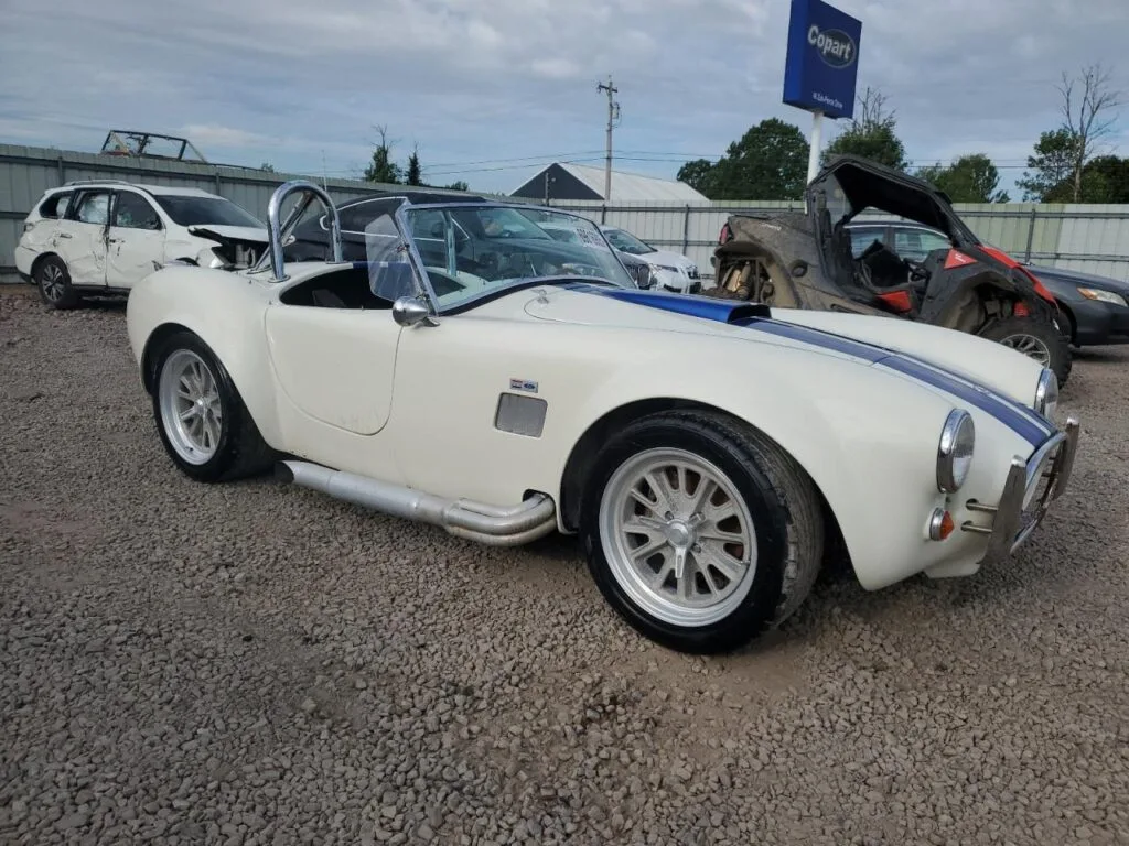 Factory Five Cobra Mk — Réplica Shelby AC Cobra 1965 (Branca, Stripes Azuis)