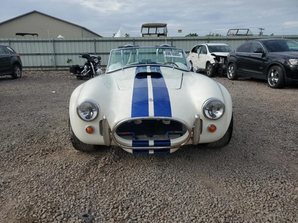 Factory Five Cobra Mk — Réplica Shelby AC Cobra 1965 (Branca, Stripes Azuis)