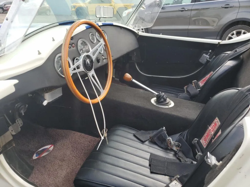 Factory Five Cobra Mk — Réplica Shelby AC Cobra 1965 (Branca, Stripes Azuis)