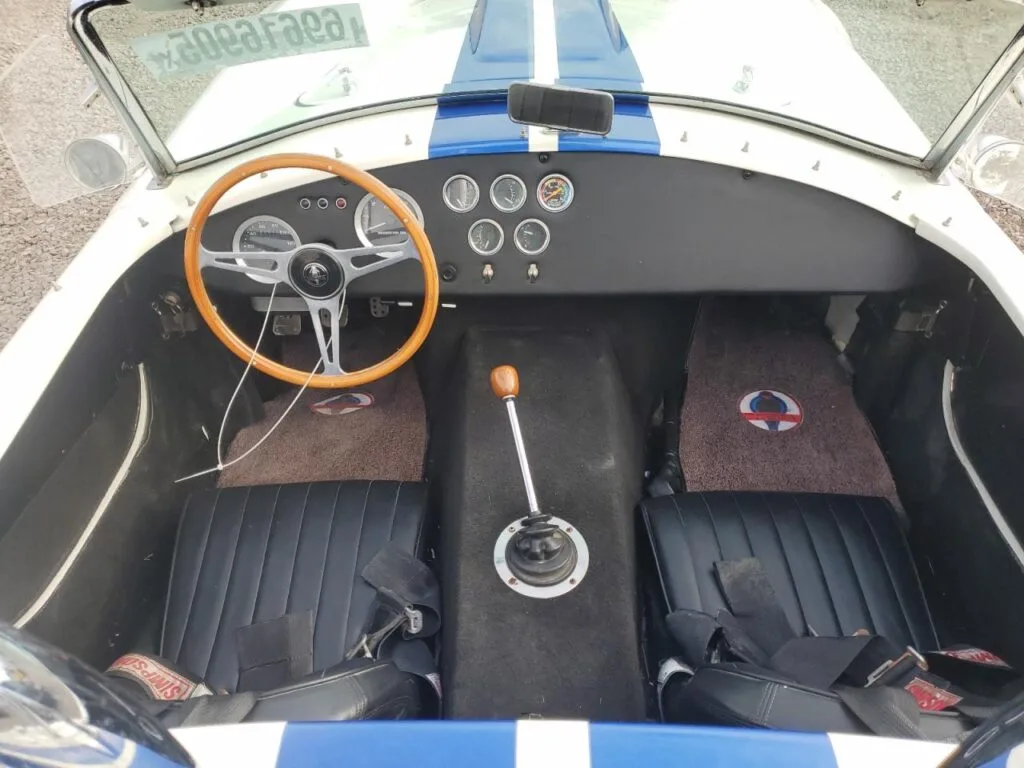 Factory Five Cobra Mk — Réplica Shelby AC Cobra 1965 (Branca, Stripes Azuis)