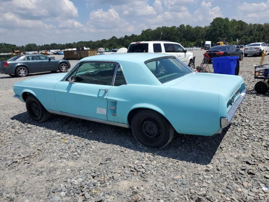 Ford Mustang Coupé 289 V8 1967 — Azul (em trânsito)