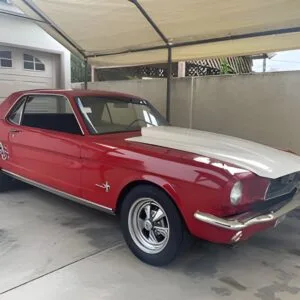 Ford Mustang Coupé del 1966 - Rossa, cofano non verniciato.