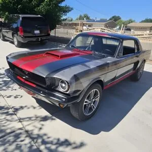 Ford Mustang Coupé del 1966 — Grigia con strisce rosse (restomod)