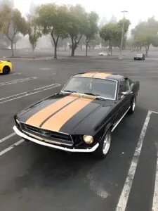 Ford Mustang Fastback del 1967 - Nera con strisce dorate